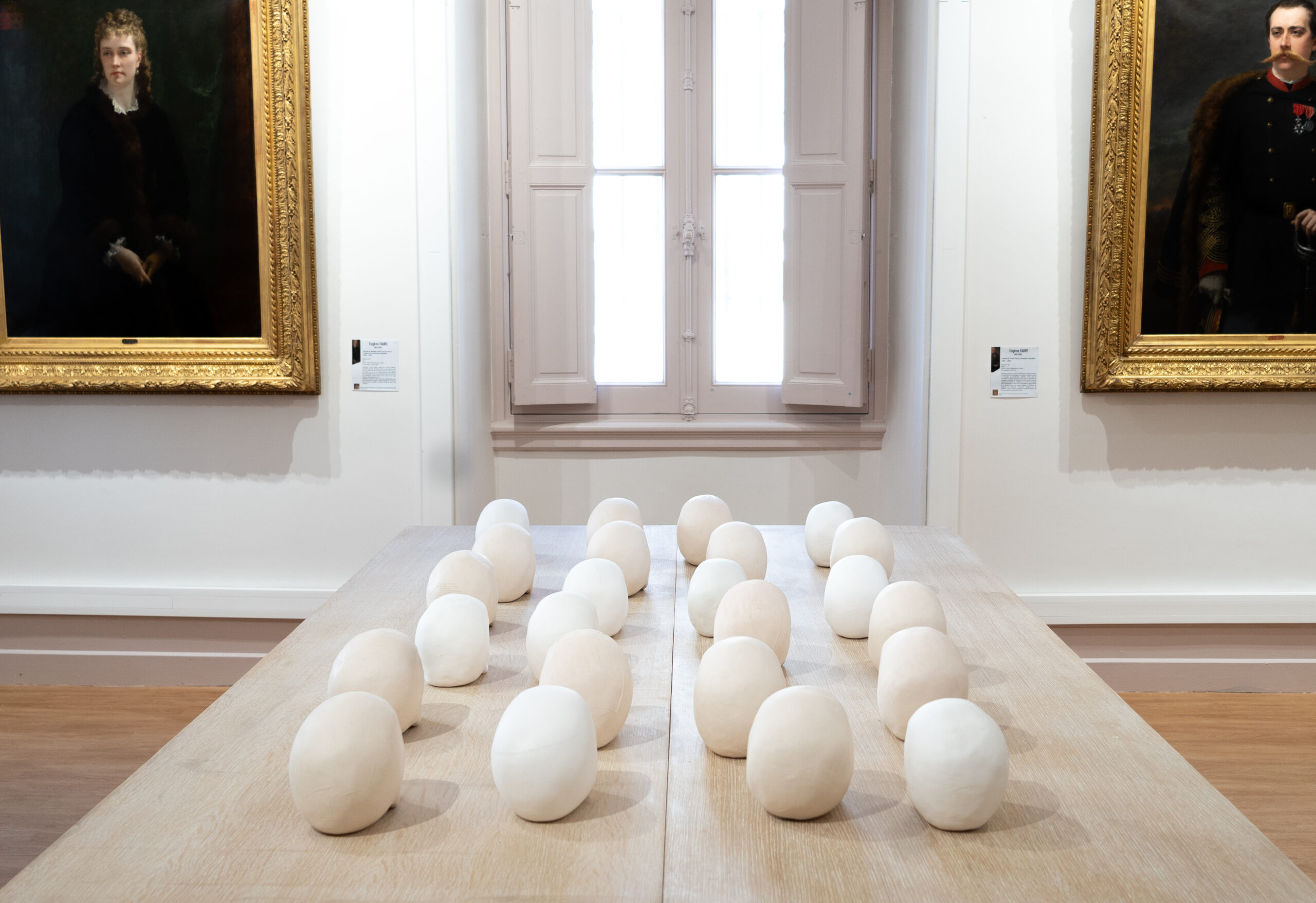 Visages - Porcelaine à la cendre d'os, 2018/in progress - Photographie Victor Charrier (vue de l'exposition Secrets, Musée Arts et figures des Pyrénées centrales / Chapelle saint-Jacques CACIN, Saint-Gaudens)